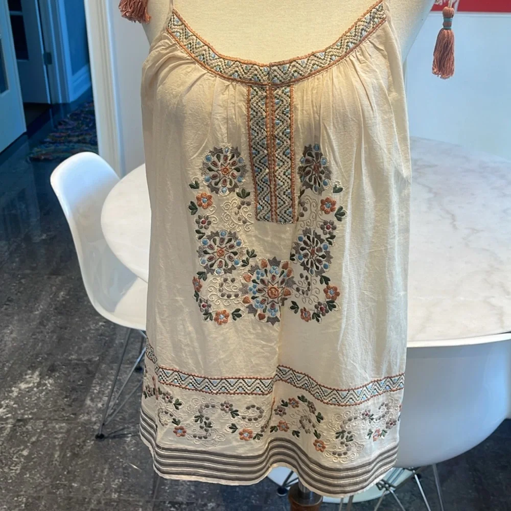 NWOT LOVE SAM BEIGE COTTON EMBROIDERED STRAP TIE TASSEL TOP. M - Picture 2 of 8